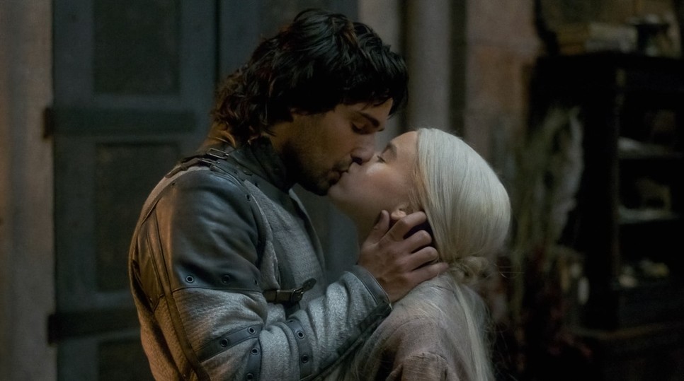 Fabien Frankel és Milly Alcock a Sárkányok háza negyedik részében