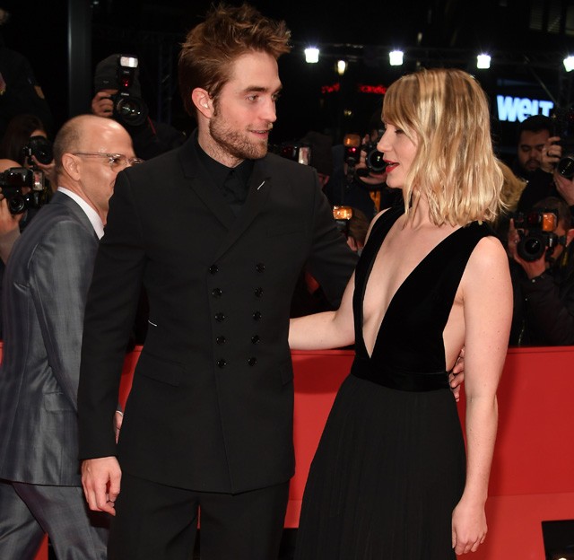 Robert Pattinson és Mia Wasikowska