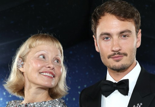 Pamela Anderson brutálisan rövid hajjal érkezett a Met-gálára, és nem is akárki ez a sármos fiatal férfi mellette