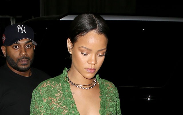 rihanna, mellvillantás, villantás, bugyi, utcai stílus, gucci, csipkeruha