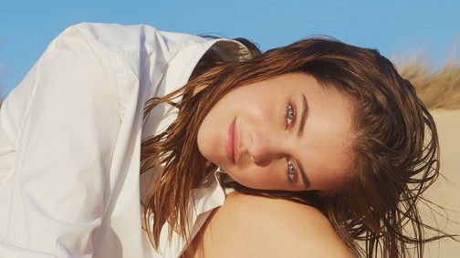 Még soha nem volt ilyen izgalmas a június! Itt a GLAMOUR legújabb száma, címlapon Palvin Barbara!