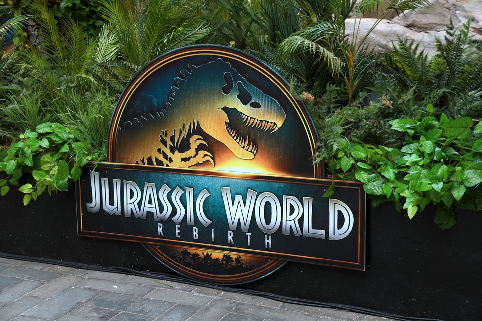 A Jurassic World: Újjászületés hivatalos logója a premier helyszínén