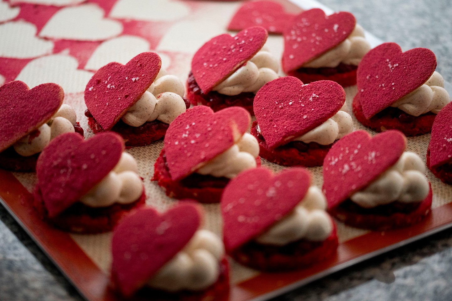 A Petit Cœur de Framboise szívecske desszertek a Chez Dodo Valentin-napi kollekciójából, málnával, vaníliakrémmel és roppanós kekszrétegekkel