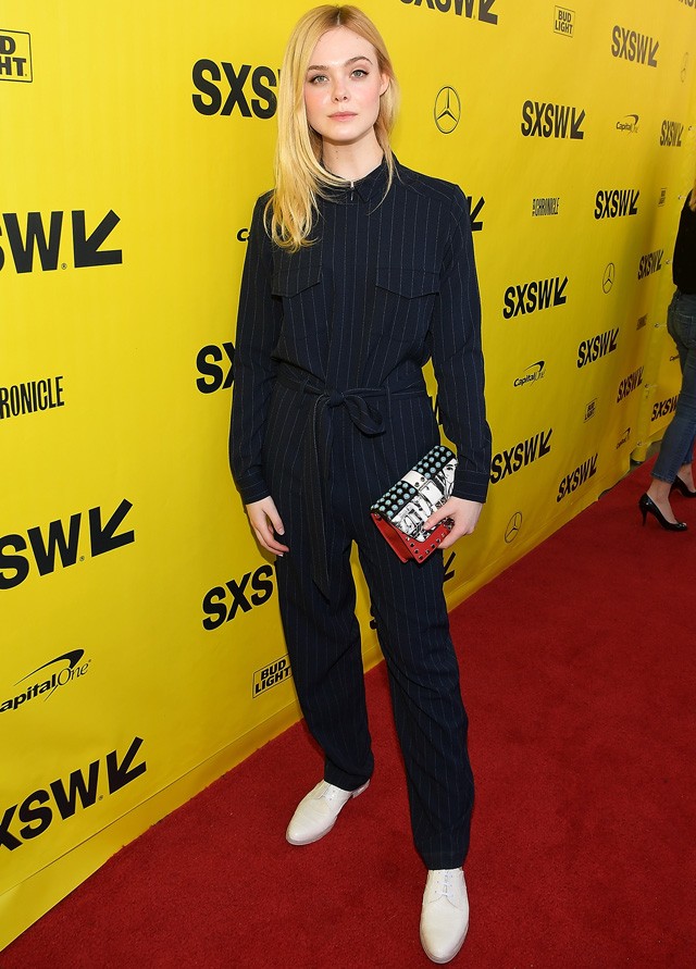 Elle Fanning egy Ganni overallban