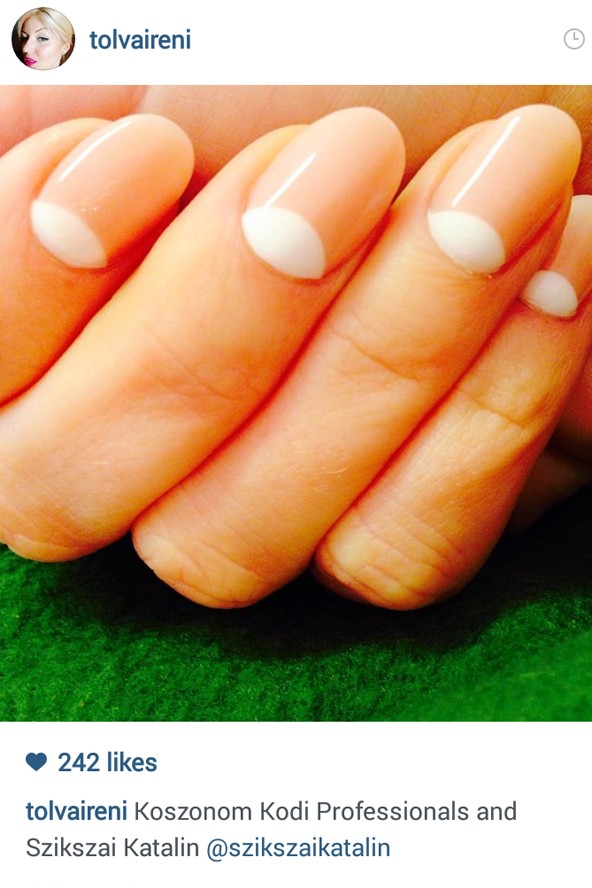 Lakkháború! Tóth Gabi vagy Tolvai Reni körme tetszik jobban?