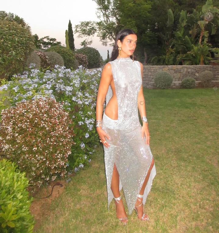 Dua Lipa merész kreációba bújt