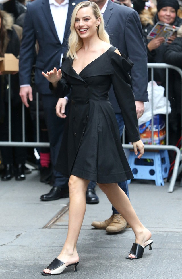 Egy nap, három őrülten jó szett Margot Robbie-tól