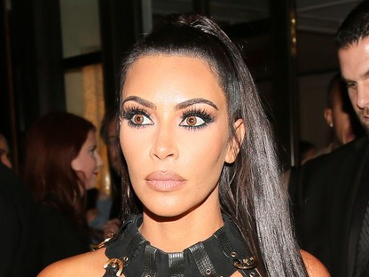 Húúú, Kim Kardashian szexrabszolga ruhában, és rettenetes plasztikcipőben partizott