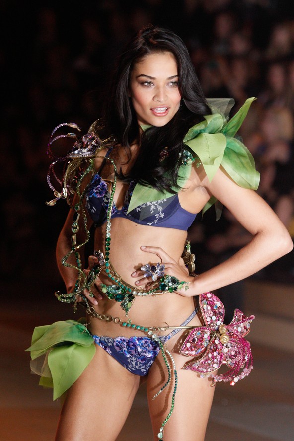 Shanina Shaik: A melbourne-i születésű Shanina egzotikus külsejének és kisportolt alakjának köszönheti hatalmas sikerét. Bár a legtöbb valóságshow-ban feltűnő modell egy idő után eltűnik, Shanina ezt a lehetőséget ugródeszkaként használta fel és ma már a Victoria`s Secret és a Chanelhez kifutóin is megfordul.