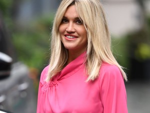 Ashley Roberts bebizonyította, hogy ez a két teljesen ellentétes szín tökéletesen illik egymáshoz