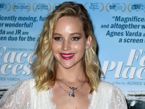Jennifer Lawrence menyasszonyi ruhában