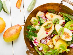 Ősszel kihagyhatatlan recept: könnyed körtés saláta