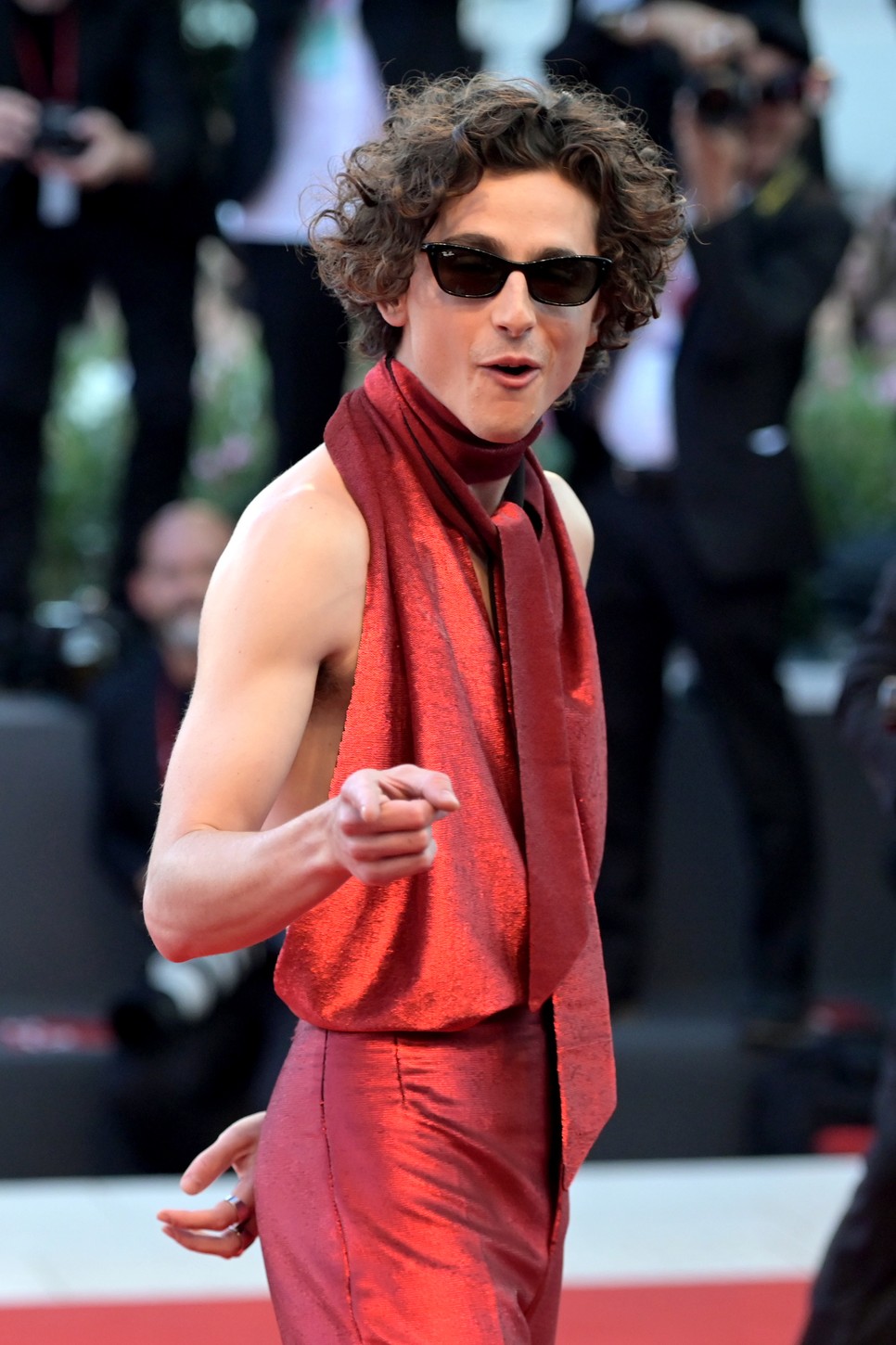 Timothée Chalamet megérkezett Velencébe, és az internet felrobbant a szexi szettjétől