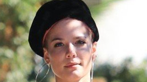 Halsey egy szál melltartóban gyászolja kapcsolatát G-Eazy-vel az utcán