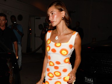 Hailey Bieber felsőt és melltartót sem vett fel a kabátja alá, a végeredmény mindent visz