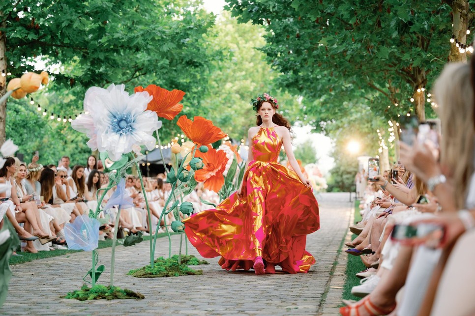 Az ILLUSION és WHITE SWAN kollekció darabjai mellett olyan ruhákat is láthattunk, melyeket kizárólag erre az alkalomra tervezett Benes Anita