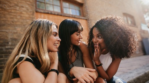 „De rég láttalak! Képzeld, terhes vagyok!” - Te kinek mesélsz először?