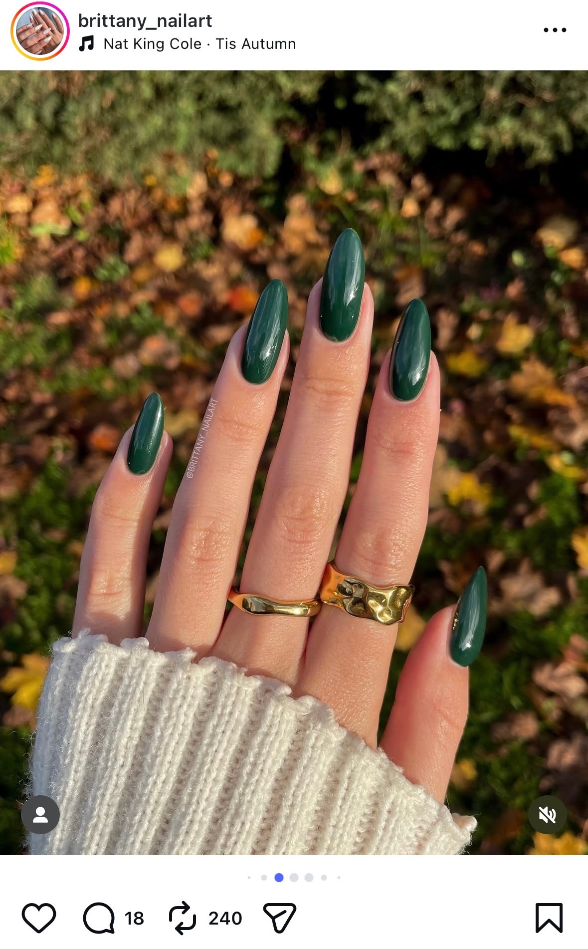 Bársonyzöld - minták nélkül is lehet ünnepi a körmöd, ha megfelelő színt választasz hozzá - a bársonyzöld tökéletes árnyalat lehet ez alkalomból. 