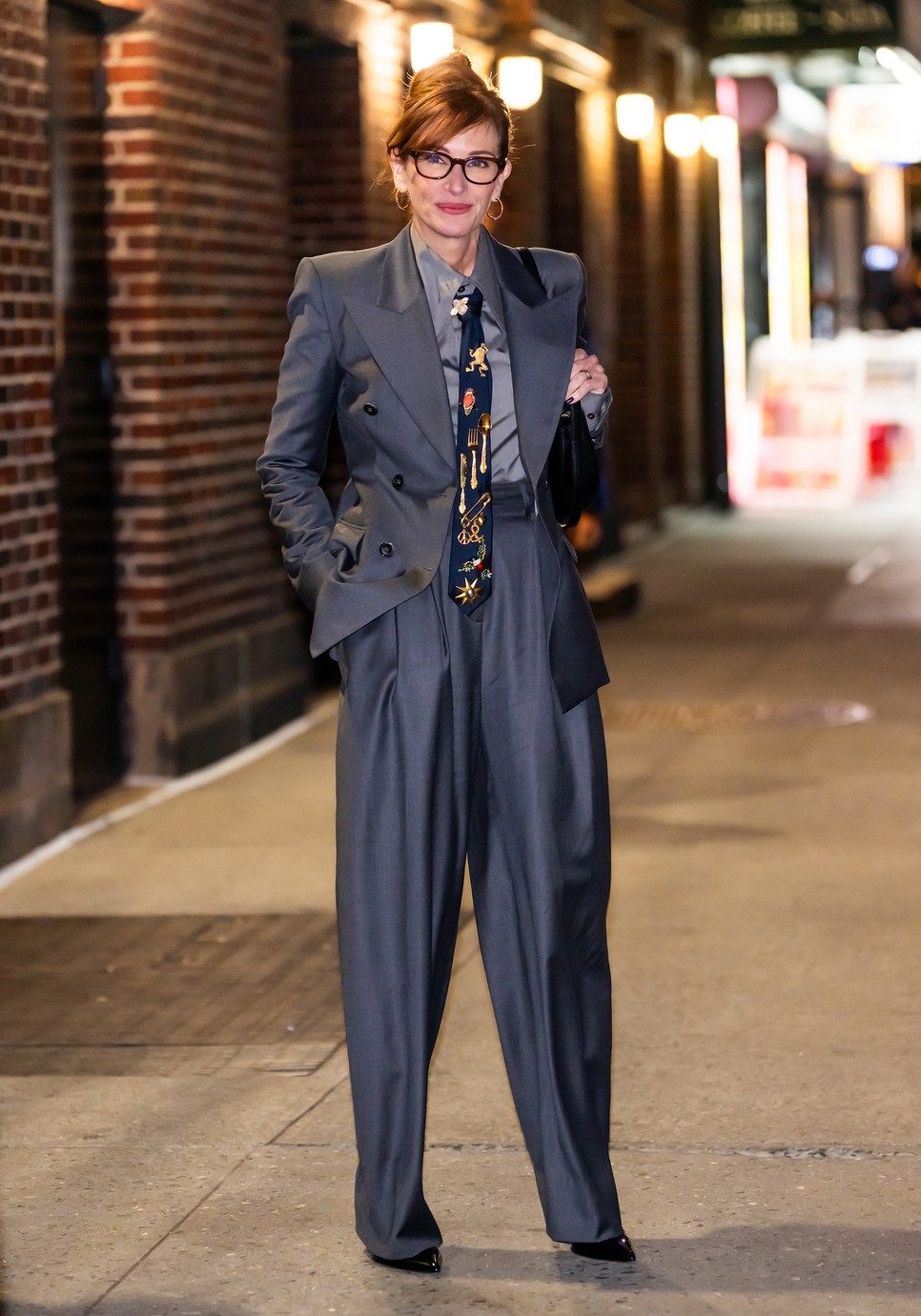 Julia Roberts soha nem látott sikkel viseli az öltönyös szetteket, melyek a kilencvenes éveket idézik, stílusa szinte újra kivirágzott 