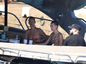 A karantén nem fogott ki rajtuk: Bikiniben mulatott Bella Hadid és Hailey Bieber egy jachton