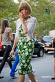 Anna Wintour mindig a legutolsó kollekciók egy darabját viseli. Imádja a virágmintákat és a grafikai mintákat, a térdig érő fazont, a tűsarkú cipőket, a kardigánokat. Soha divatbakin nemkapták, ha nektek van fotótok egy Ne Tedd!-jéről, azonnal küldjétek el nekünk, mert akkor közösen divattörténelmet írhatunk.