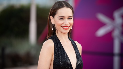 Emilia Clark Budapesten szelfizett, a világsztár egyenesen a rakpartról jelentkezett be