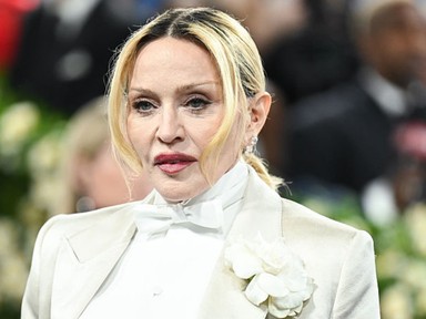 A 67 éves Madonna meztelenruhában érkezett a párizsi divathétre, óriási feltűnést keltett