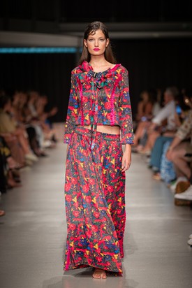 Romani Design 2025 tavasz-nyár kollekciójának bemutatója a BCEFW divathéten