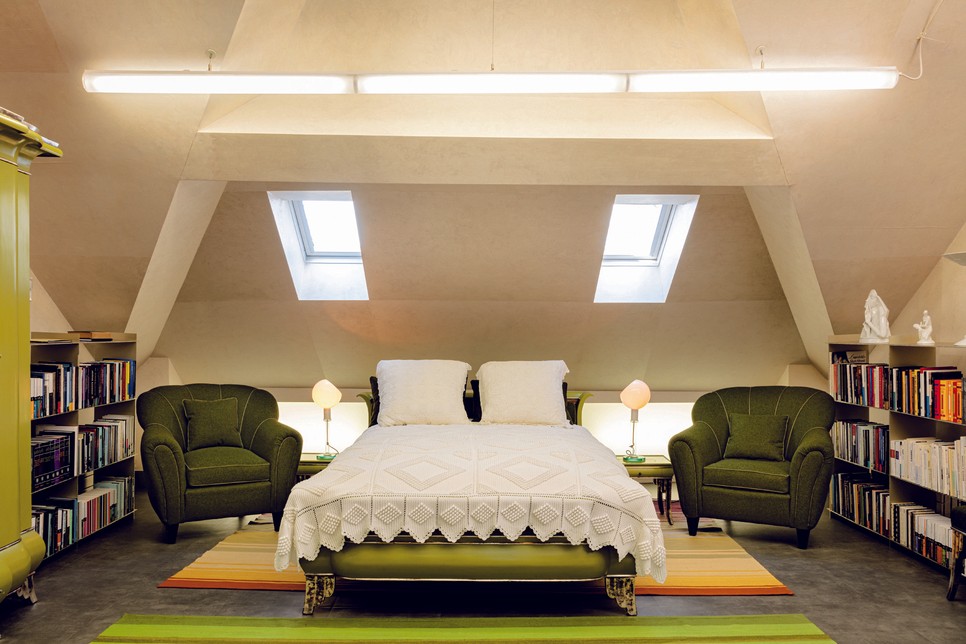 Hálószoba Louveciennes-ben lévő villájában, amelyet Karl Lagerfeld saját magának rendezett be – anélkül, hogy ott élt volna