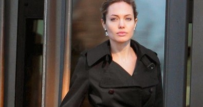 Angelina Jolie sem búsult sokáig, egy idősebb, jóképű pasival randizik!