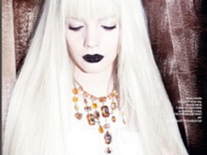 Srej Zsófi platinaszőkére váltott