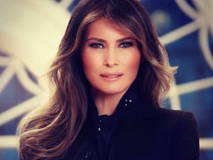 A nap legéletszerűtlenebb pillanata: Melania Trump tűsarkúban ássa a kertet