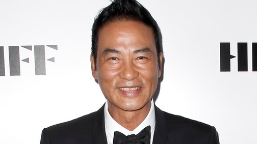 Megkéselték a színpadon a Tomb Raider színészét, miközben beszédet tartott