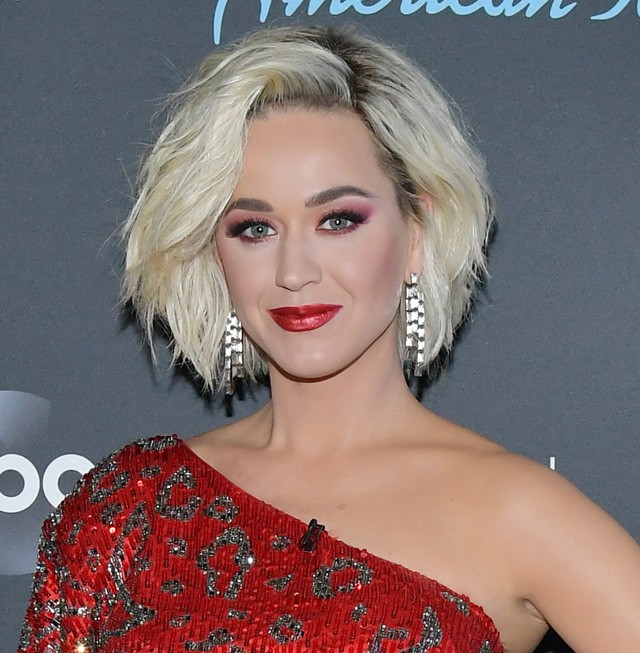 Katy Perry piros overálja egy igazi álomdarab