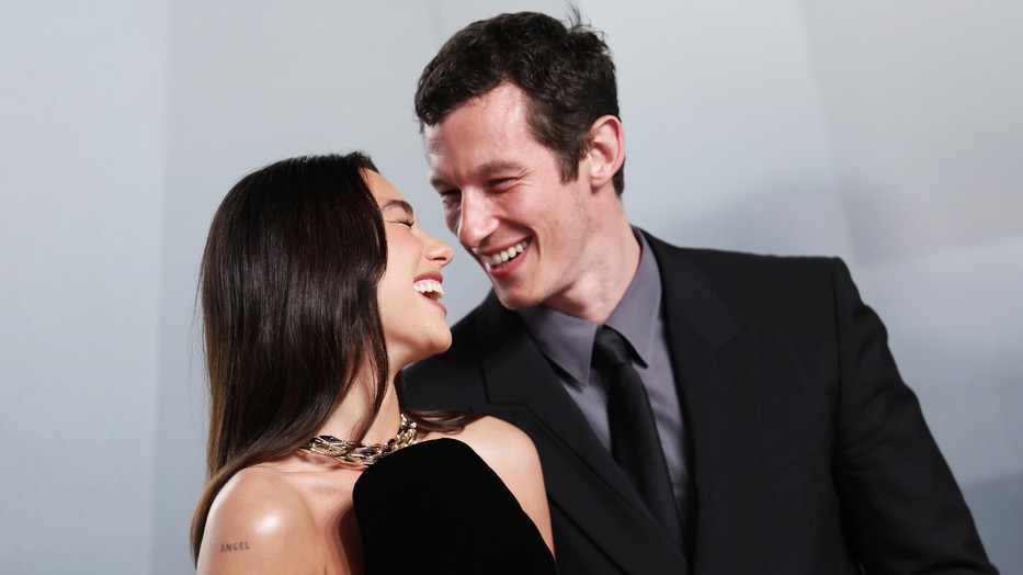 Mindjárt itt van Dua Lipa és Callum Turner nagy napja