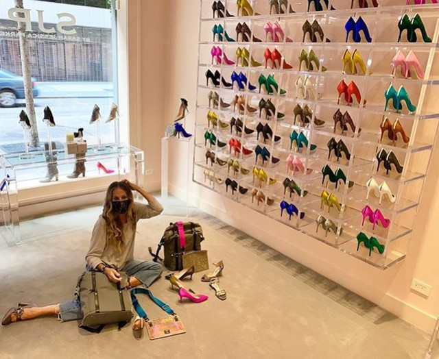 Sarah Jessica Parker besétált a saját cipőboltjába a világ legmenőbb papucsában