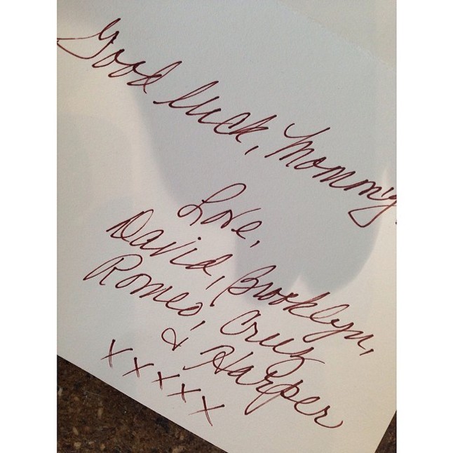 Ezzel az aranyos üzenettel kíván sok sikert Victoriának a Beckham-család apraja-nagyja.