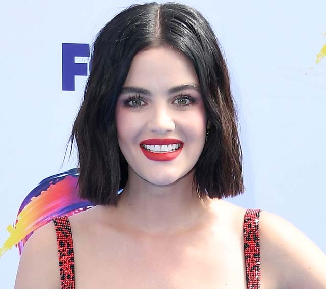 Lucy Hale négy különböző szettel próbálkozott a Teen Choice gálán, de egyik sem állt jól neki