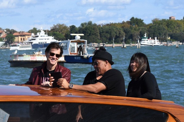 Jim Carrey embert faragott magából és megjelent a Velencei Filmfesztiválon!