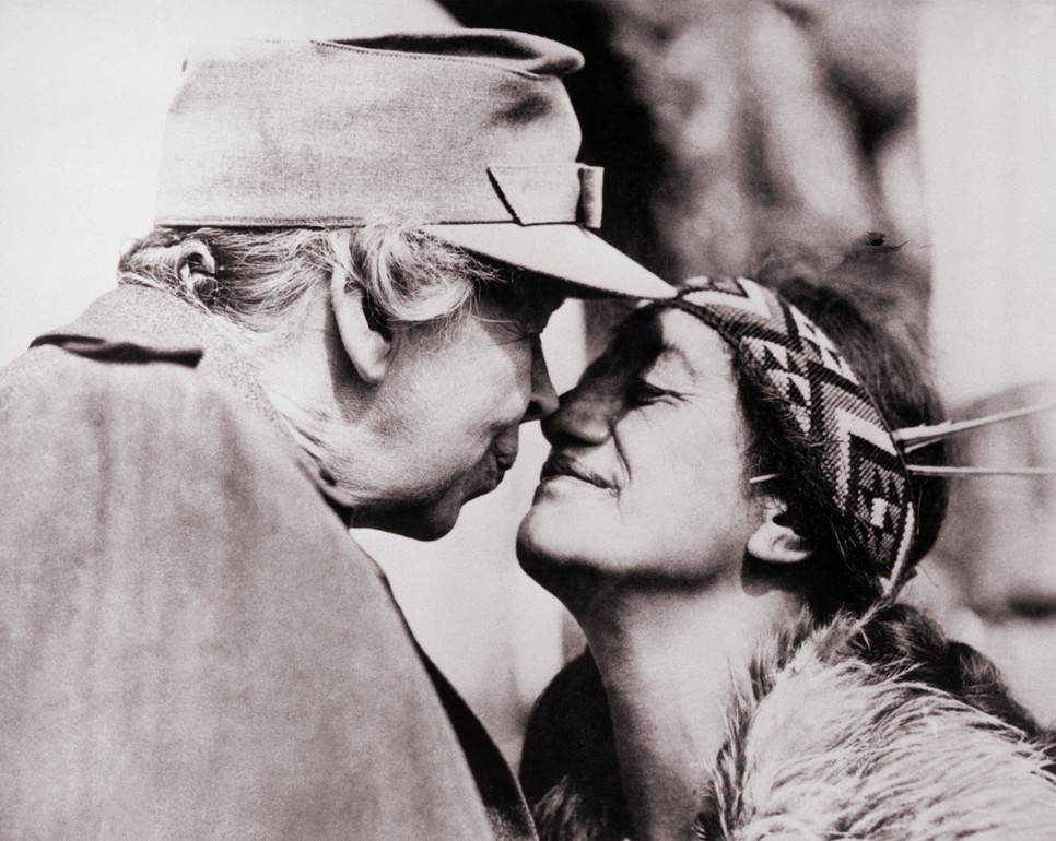 1943-ban új-zélandi látogatásakor Eelanor Roosevelt a helyi maorik szokásait követve idegenvezetőjével dörzsölte össze az orrát