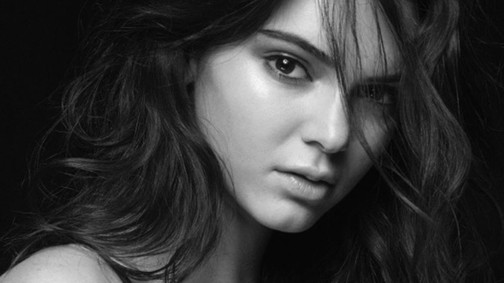 Kendall Jenner fehérnemű kampányban toplessezik