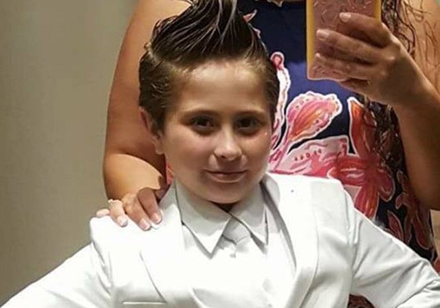 Ennek a 9 éves kislánynak nem engedték, hogy fehér öltönyben menjen a templomba