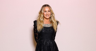 A 60 éves Sarah Jessica Parker élete leglátványosabb ruhájában tündökölt a vörös szőnyegen