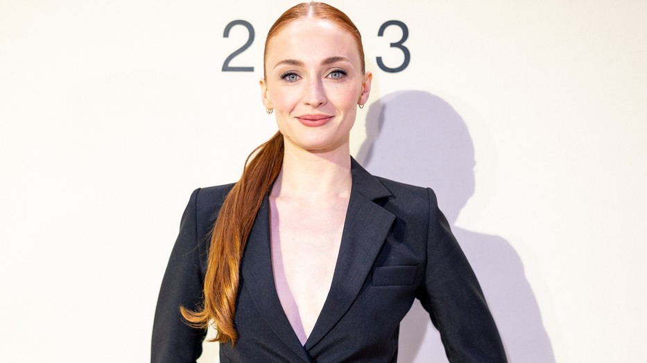 Sophie Turner válófélben lévő kétgyermekes anyukaként is lehet szerelmes