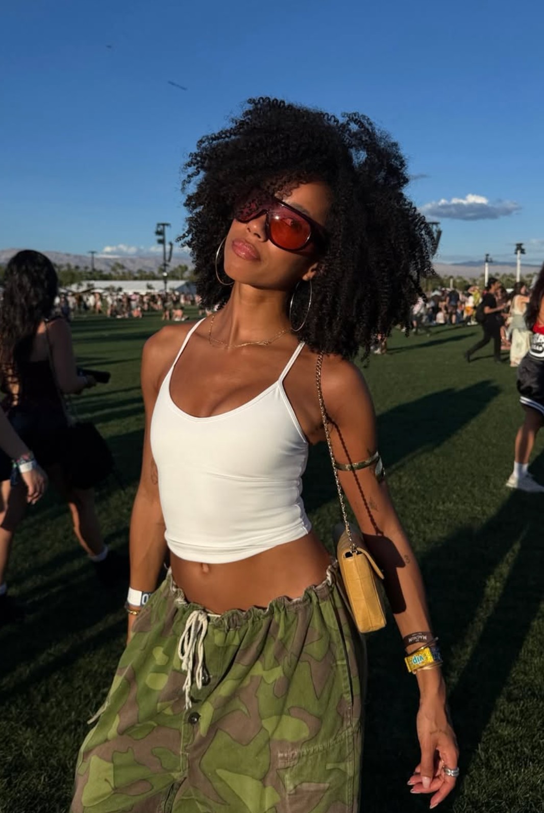 A cargo stílus visszatért. Laza, bő nadrág plusz egy atléta, és máris kész a legkényelmesebb fesztivál szett.