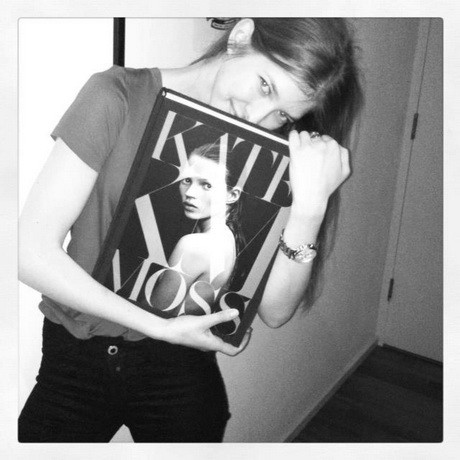 A Londonban dolgozó magyar modell, Barabás Heni már be is szerezte a könyvet