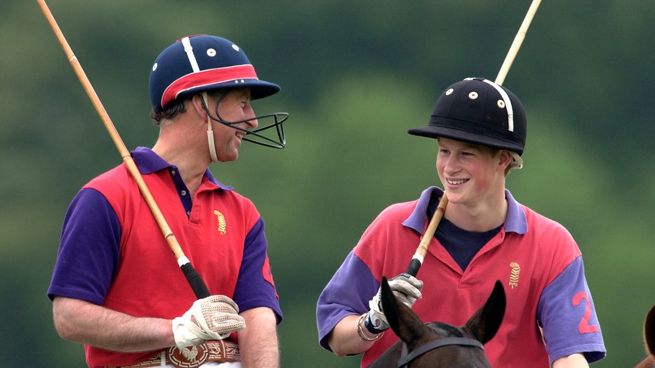 Károly király és Harry herceg komoly lépést tettek egymás felé, lehet, hogy újra rendeződhet köztük a viszony