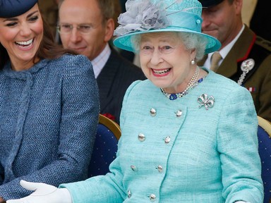 Sosem látott fotókat osztott meg a királyi család: Erzsébet királynő elképesztően gyönyörű volt fiatal korában