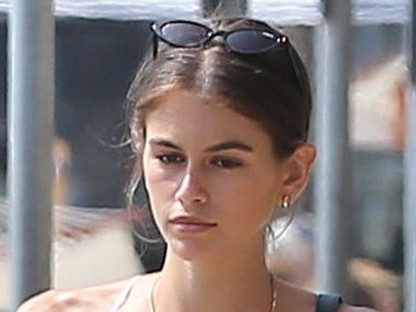 A 16 éves Kaia Gerber túlzóan lenge ruhában mutogatja elképesztő alakját