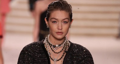 Gigi egy szál ciciben állt ki a tetőre